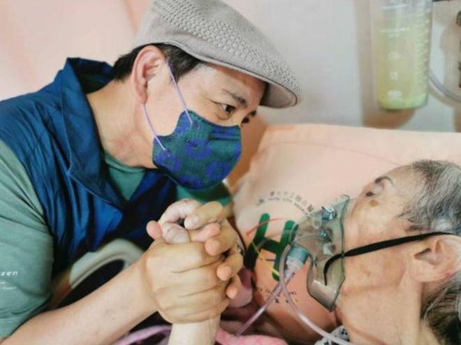 跪地守护患癌母亲的癌症护理与心理支持深度探讨