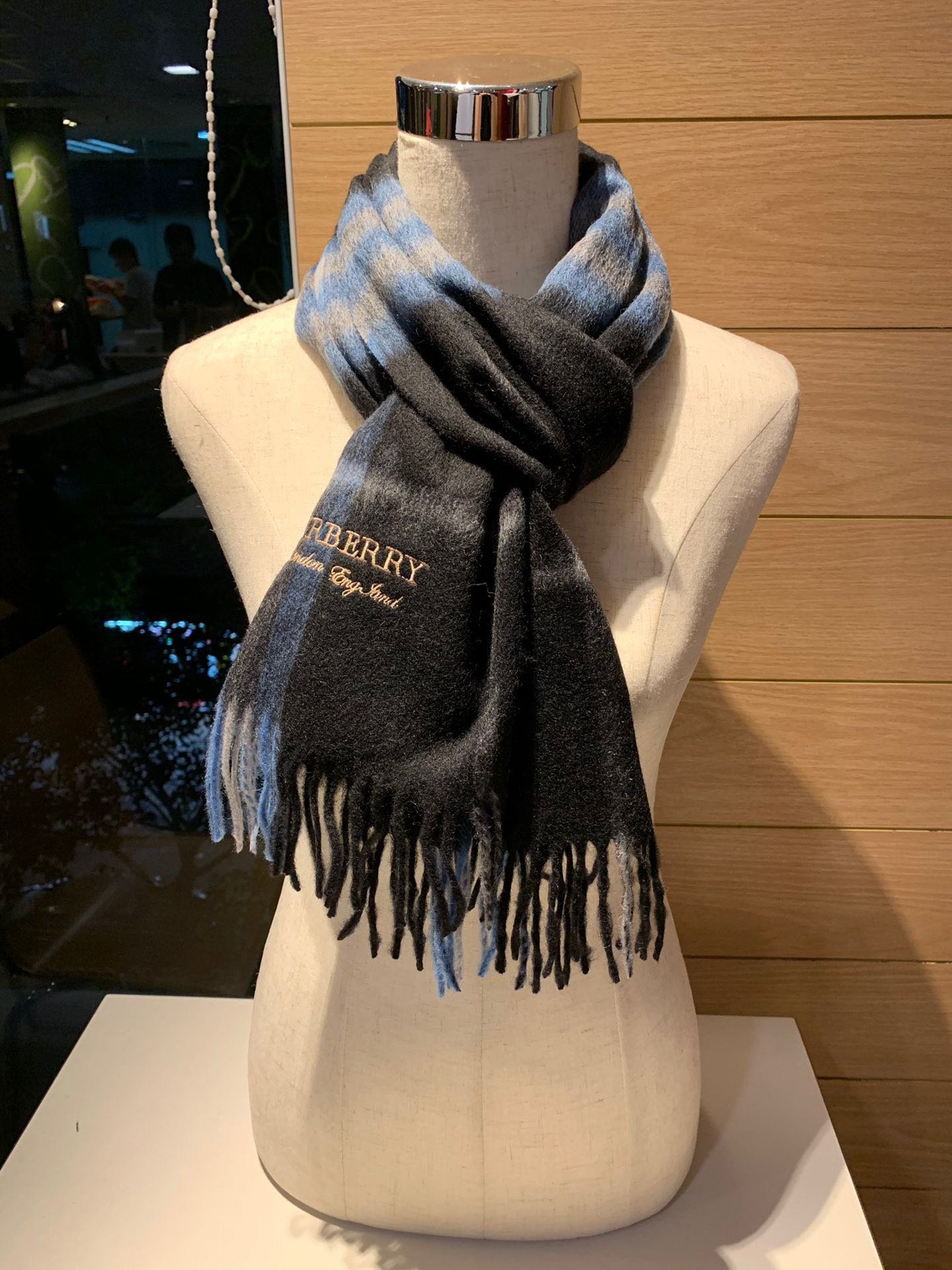 时尚潮流必备,最新围巾款式选择与搭配技巧