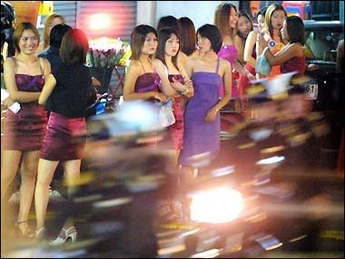 南阳红灯区相关内容需谨慎对待，避免低俗色情内容，旨在强调问题的敏感性，并提醒用户避免涉及低俗色情内容。