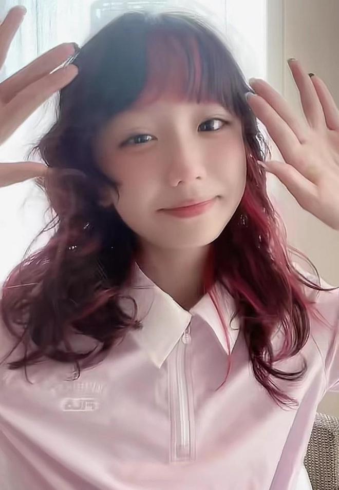 张晞彤最新照片曝光，小巷深处的独特韵味