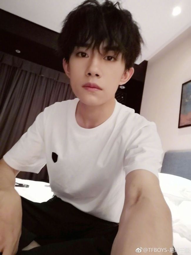 易烊千玺机场最新视频,自信成长之路的启示