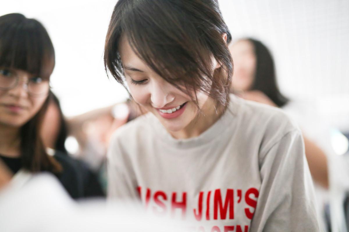 吴映洁白敬亭的最新动态，小巷深处的独特风情与隐藏小店揭秘