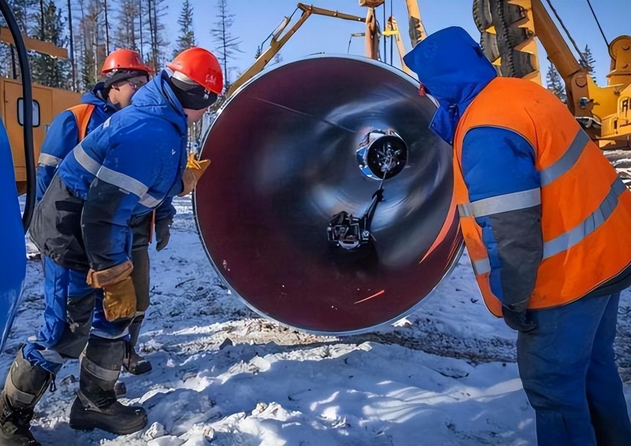 中国最新轰炸机翱翔蓝天,自信成就梦想,展现空中力量新进展