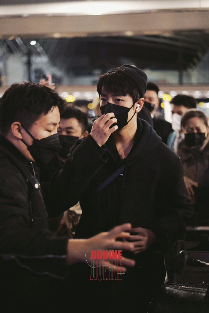 肖战最新飞机路透照曝光