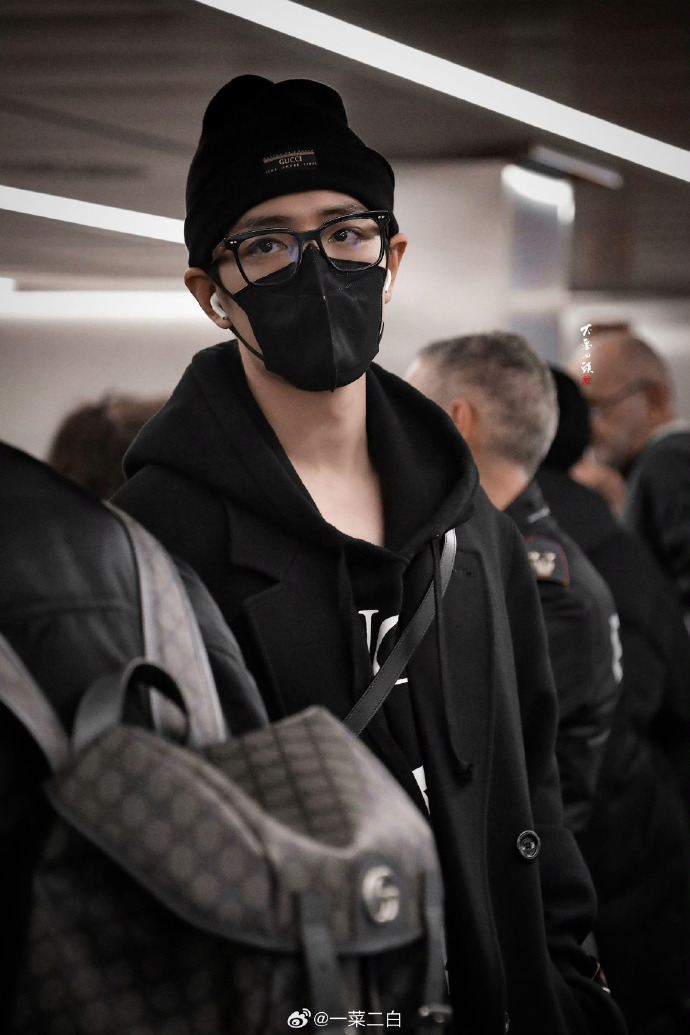 肖战最新飞机路透照曝光