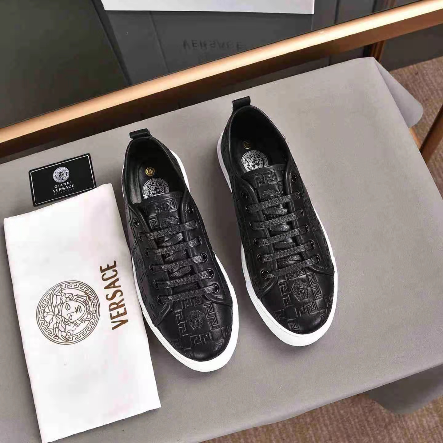 范思哲最新款男鞋,时尚与经典的完美融合