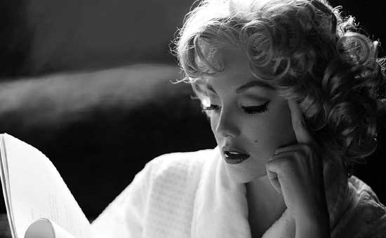 枕边情人电影,小巷中的隐秘浪漫之夜