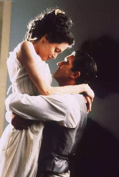 枕边情人电影,小巷中的隐秘浪漫之夜