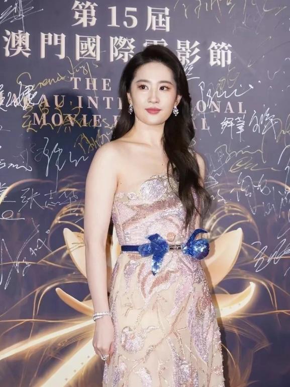 骨架大的女明星的风采展现,独特魅力的女星风采展示