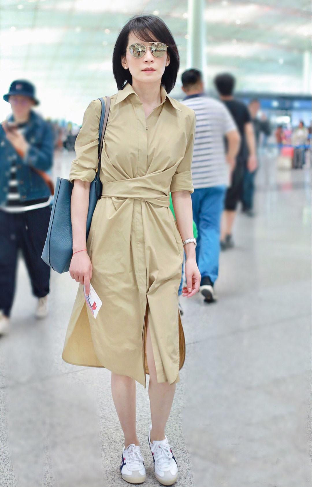 吊带裙穿搭最新风尚,自然美景中的心灵之旅