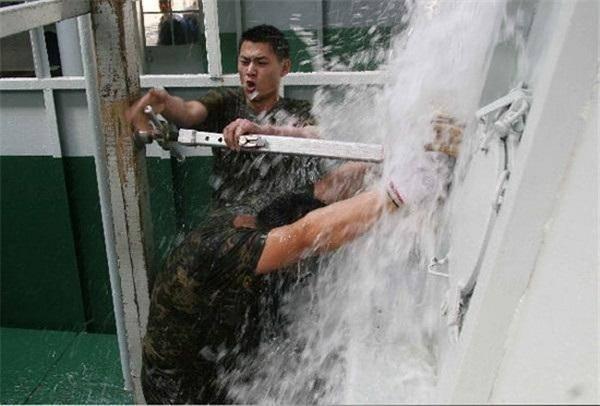 美国军舰火灾最新进展,船上的温馨日常观察